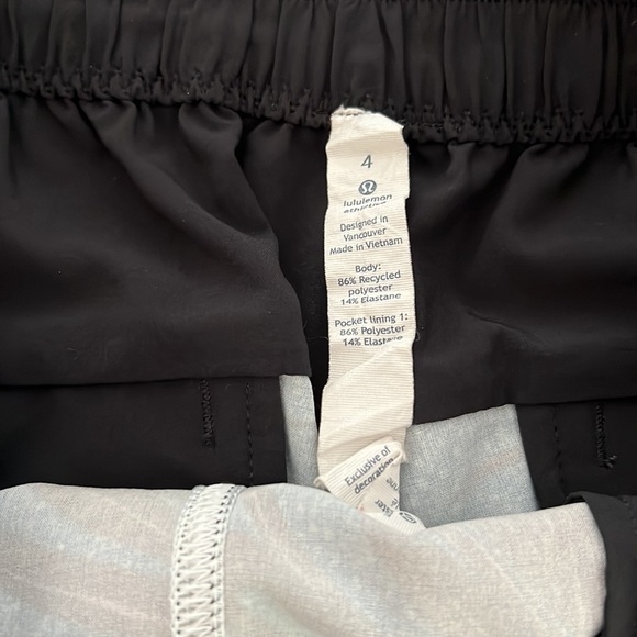 Lululemon Spring Break Away Short SZ 4 - Picture 7 of 7